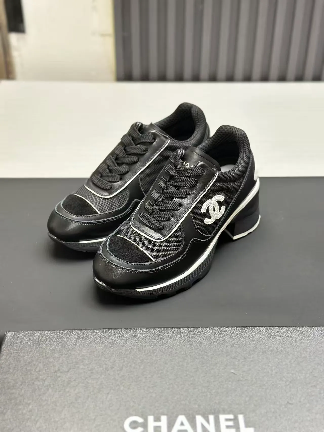 Men's shoes 💰620💰Women's 🚺 Chanel Panda shoes! 2025 counter top casual sports shoes This classic design; the upper is in the style of electric embroidery with various techniques; the outsole is fashionable and sporty; the unusual inclusion of a variety of color matching elements... The diversified mix and match is very good-looking and versatile, and can be used for leisure, fashion, sports, and outdoor... ꫛꫀꪝ Go➫ Materials: ❶Upper made of: original imported first-layer silk cowhide + original waterproof cloth + original first-layer cowhide ❷Inner use: Original Yangli+wang ❸ Outsole based on: Original TPU combination outsole Special counter boutique packaging complete set for women 35–41